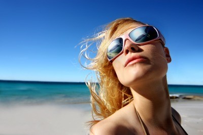 Vlasová ochrana: Chraňte své vlasy před sluncem!